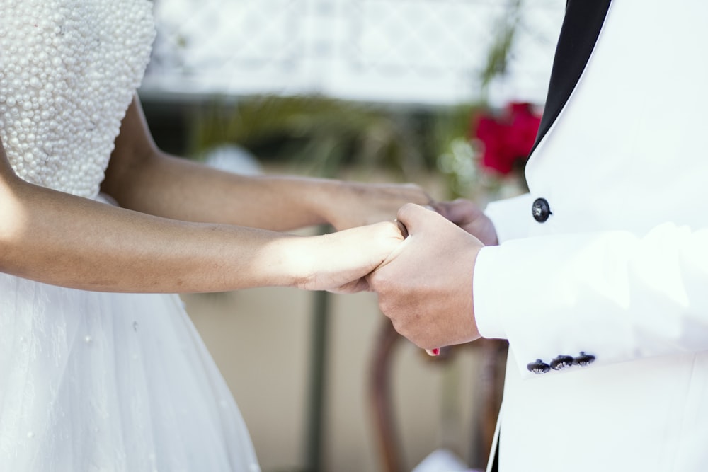 Braut und Bräutigam halten Händchen
