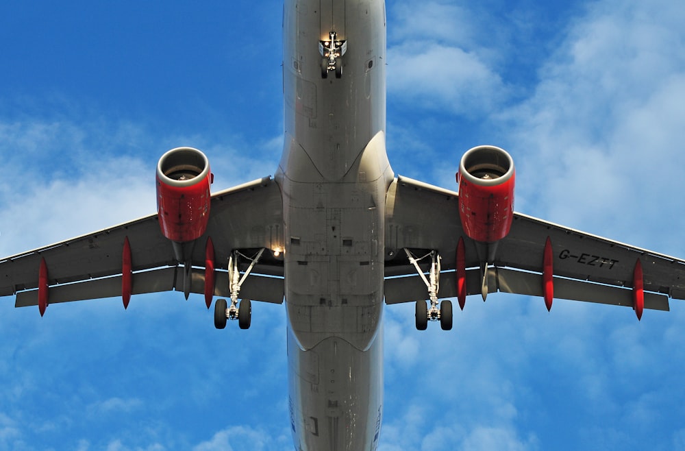 Vue en contre-plongée de l’avion