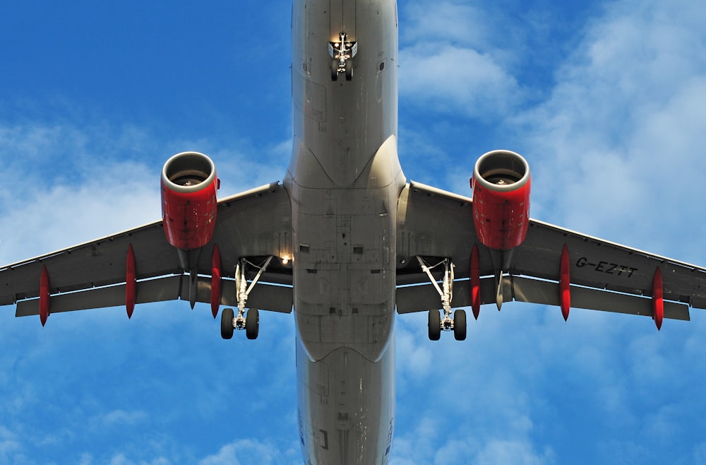 Vista de ángulo bajo del avión