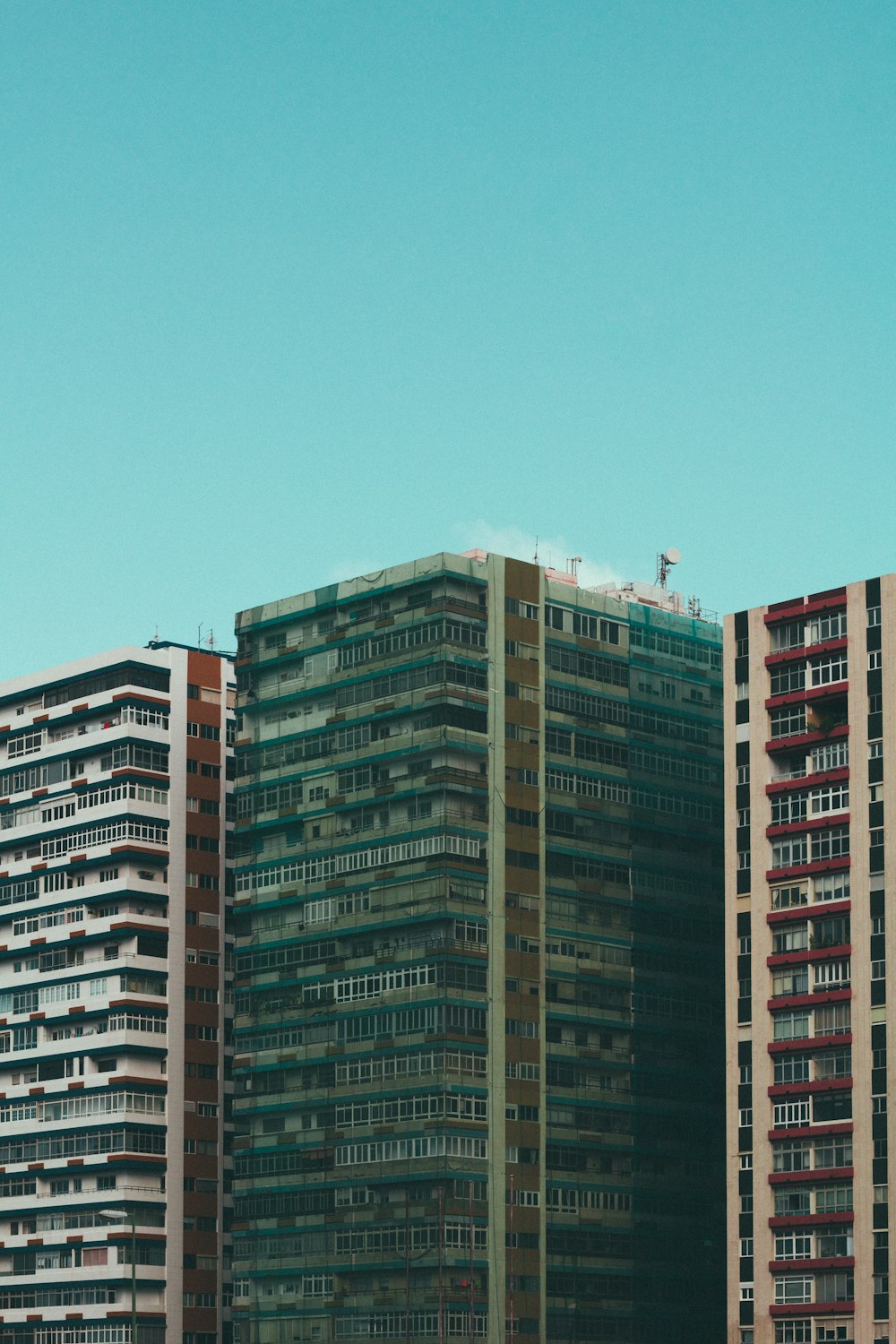 Fotografía aérea de un edificio de varios pisos durante el día