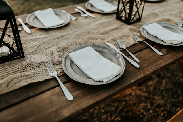 A beautifully arranged rustic wedding buffet with eco-friendly tableware in a charming outdoor setting.