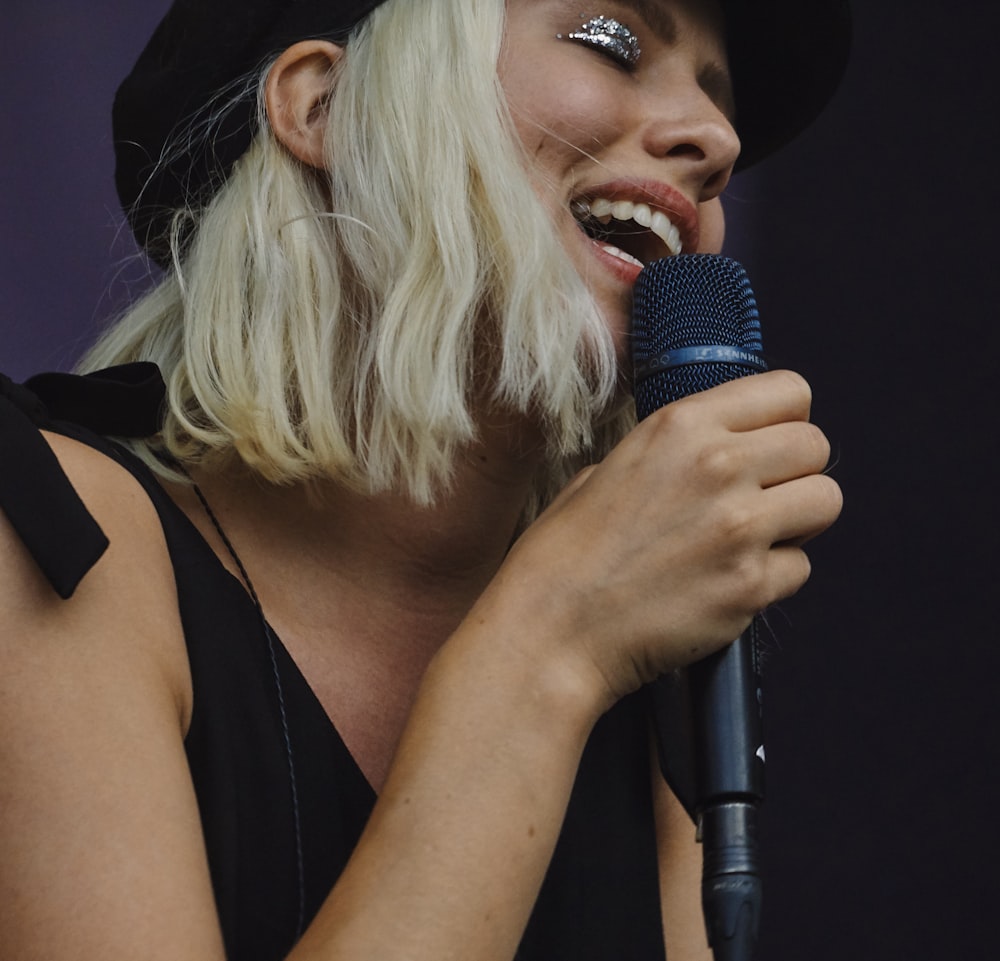 primo piano fotografiao fwoman che canta