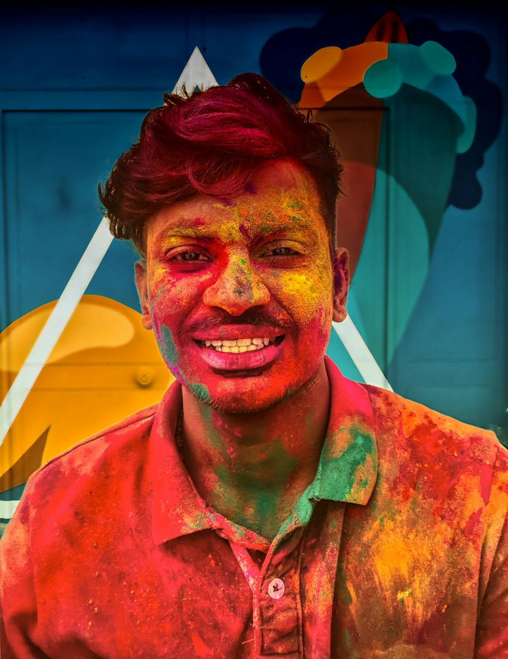 uomo con corpo di colori assortiti debole vicino al muro multicolore