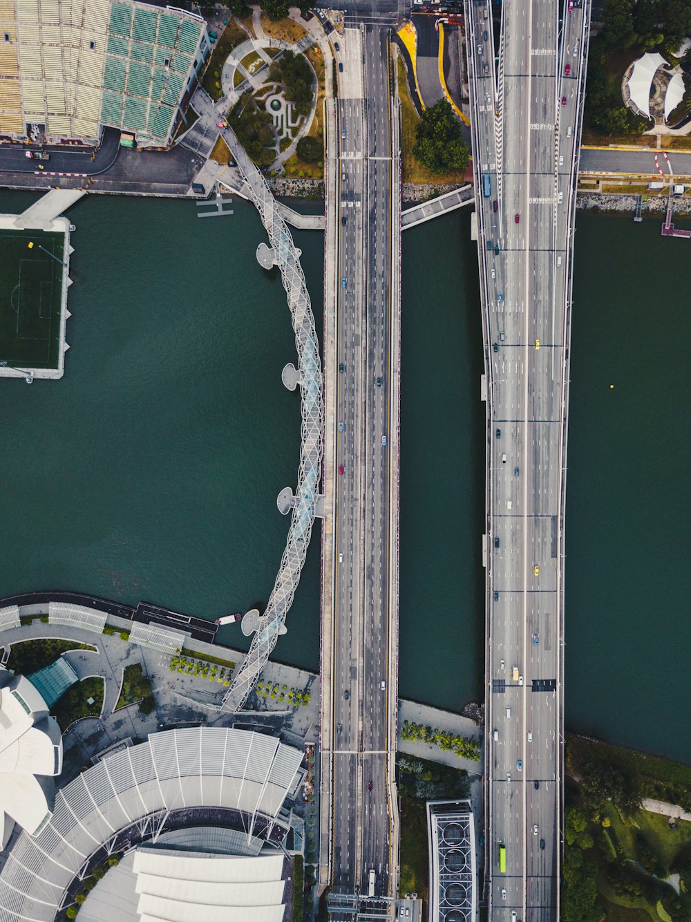 Fotografía aérea de dos puentes colgantes grises y edificios durante el día