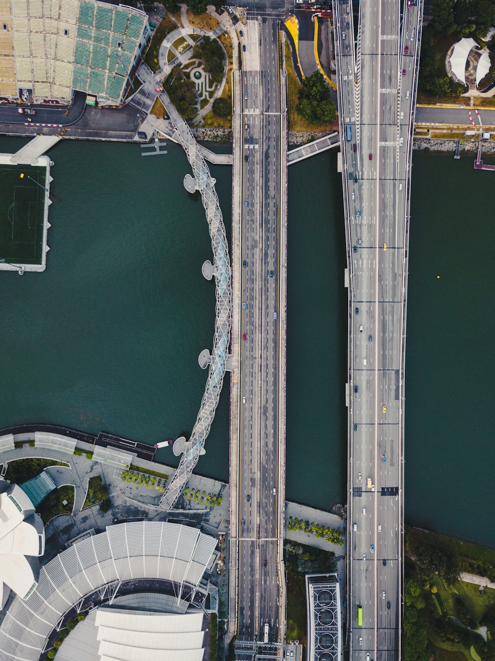 Luftaufnahme von zwei grauen Hängebrücken und Gebäuden bei Tag