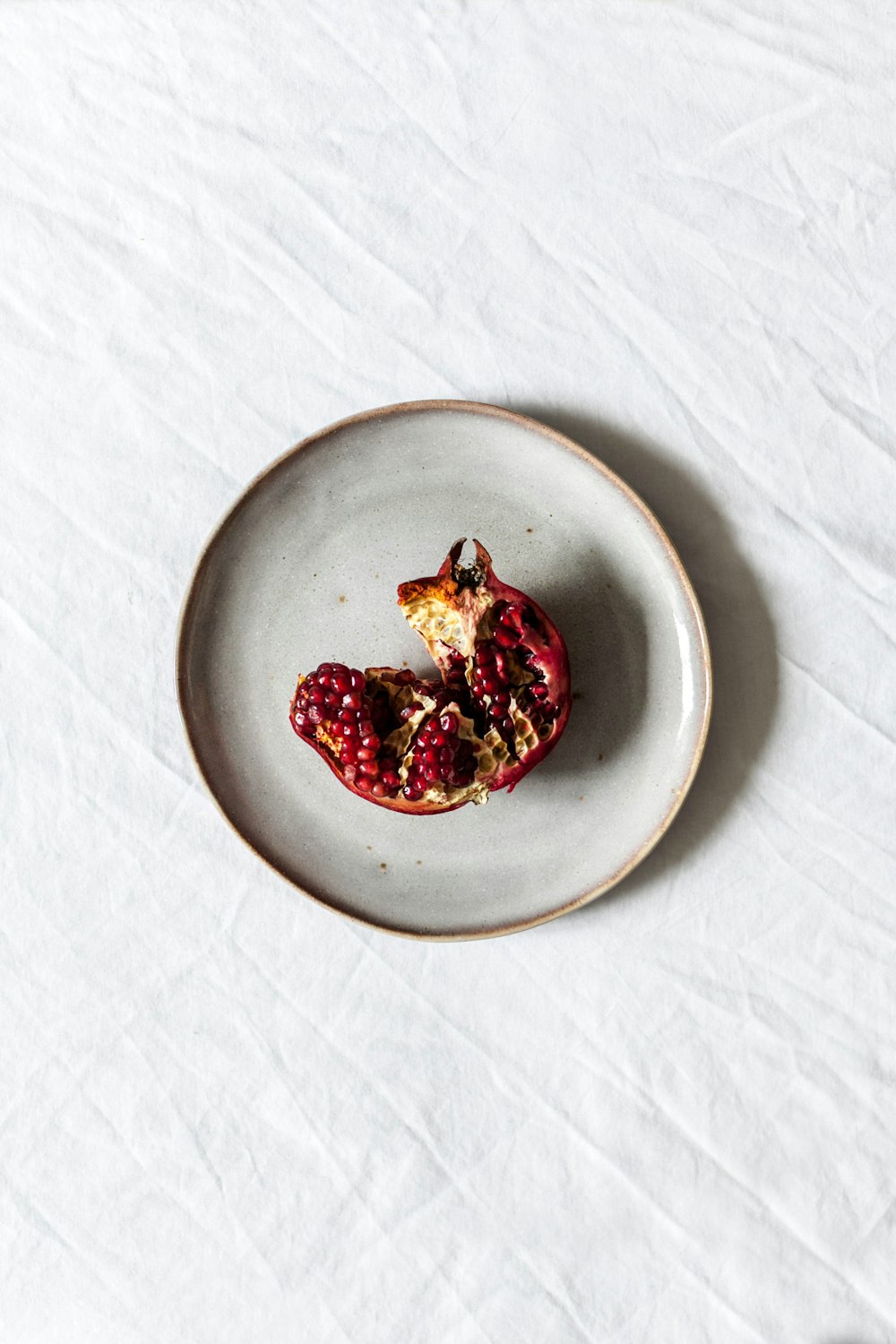 Fruta en plato de cerámica blanca