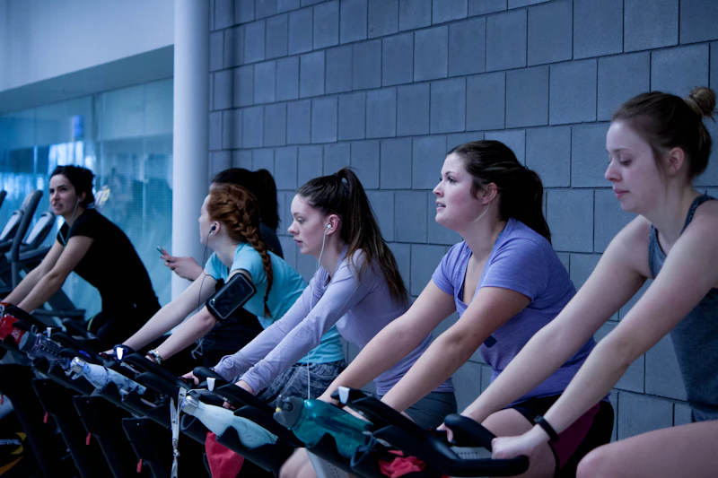 Corso di spinning con biciclette indoor
