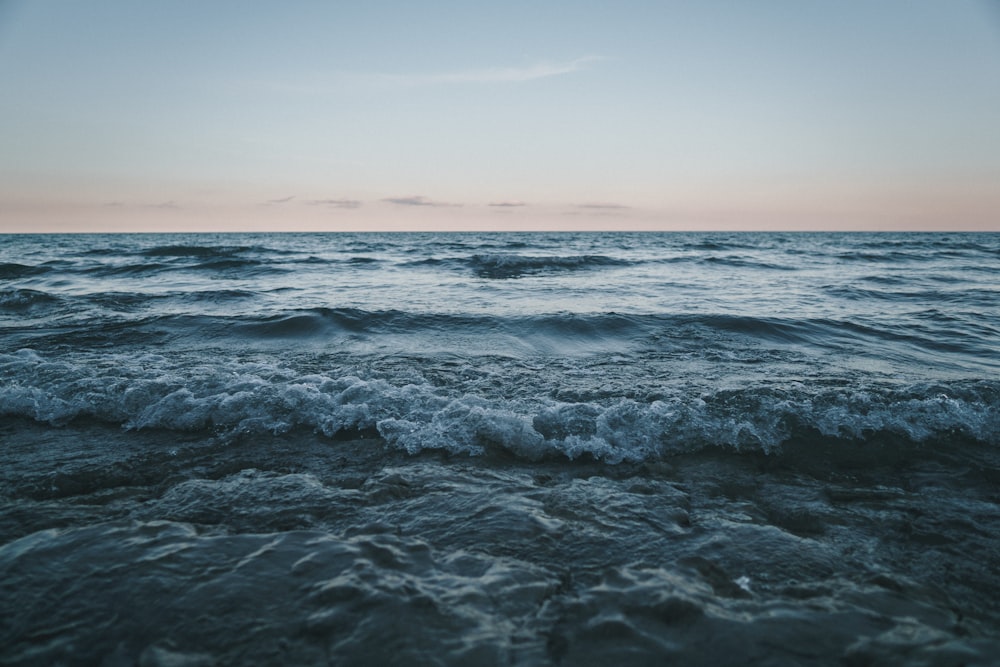 昼間の海の波の写真