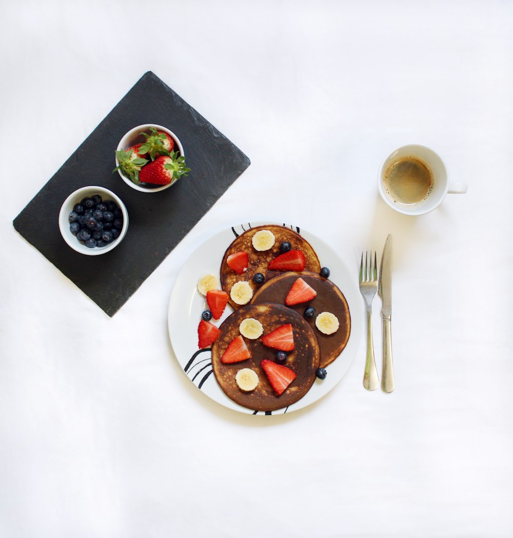 Photographie à plat de crêpes et de café dans une tasse