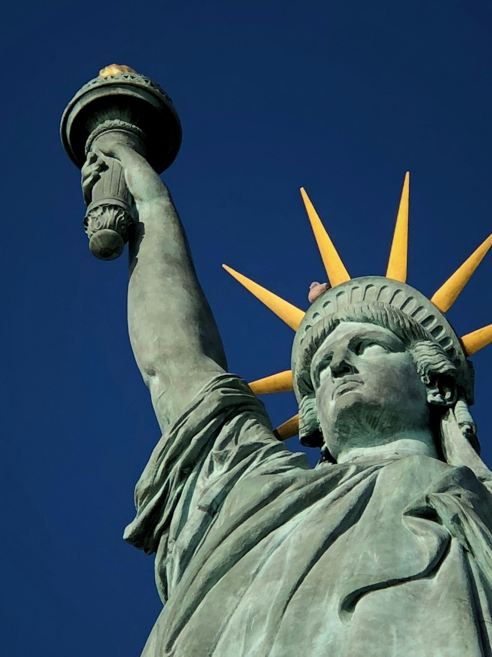Estatua de la Libertad bajo el cielo azul