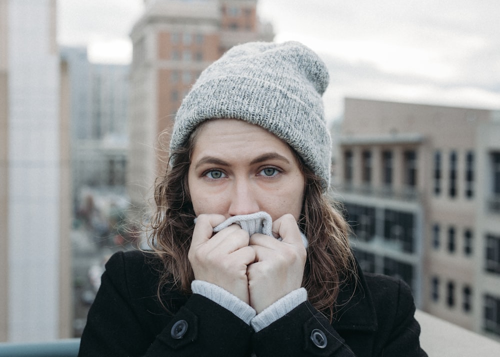 mujer en la parte superior de la foto del edificio