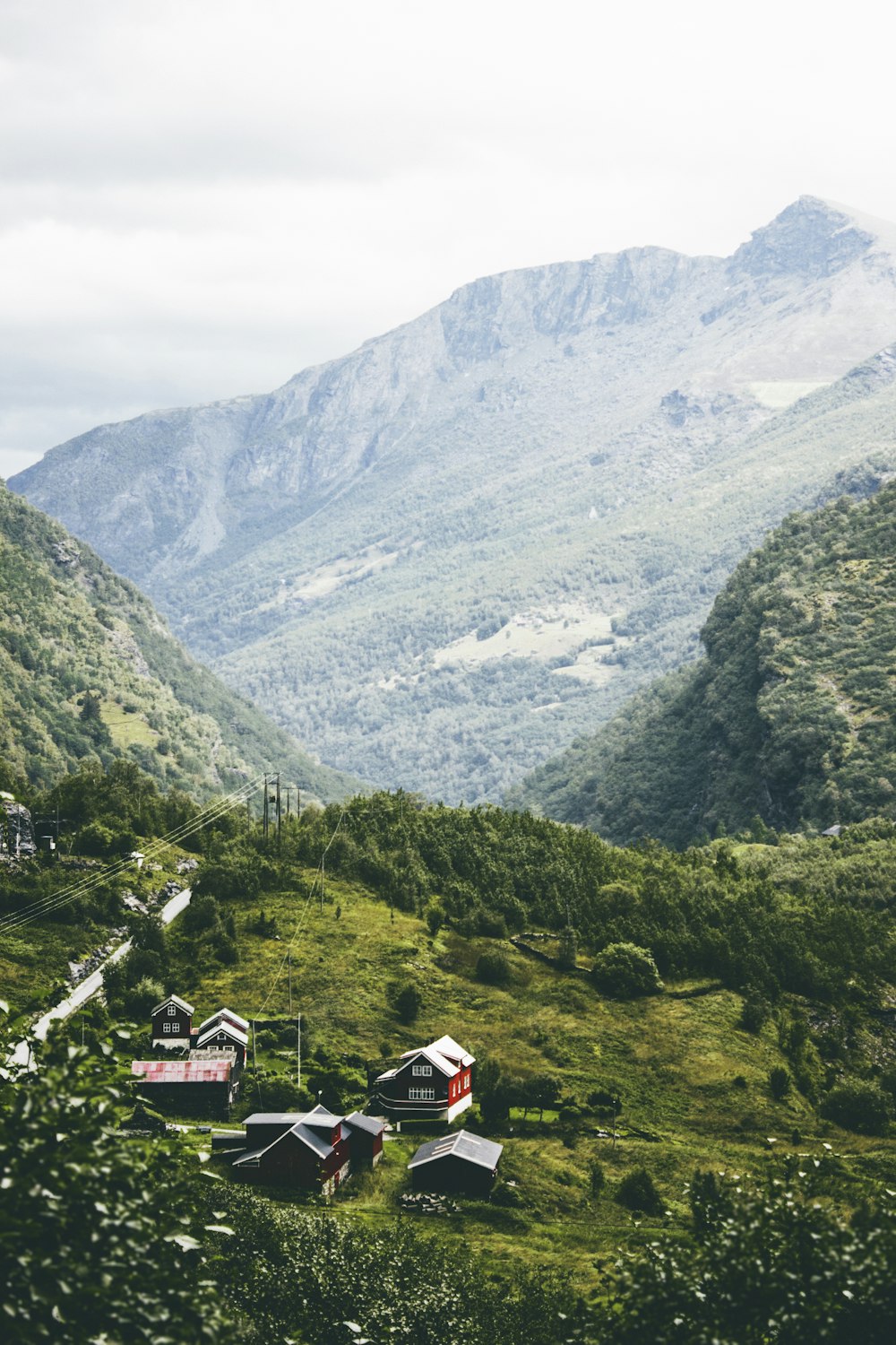 山の上の民家の風景写真