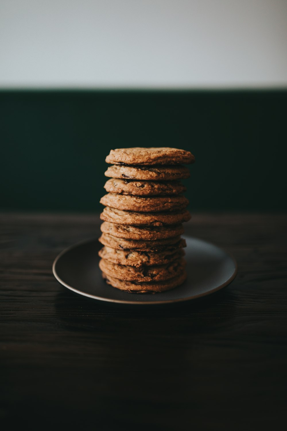 pilha de biscoitos no prato