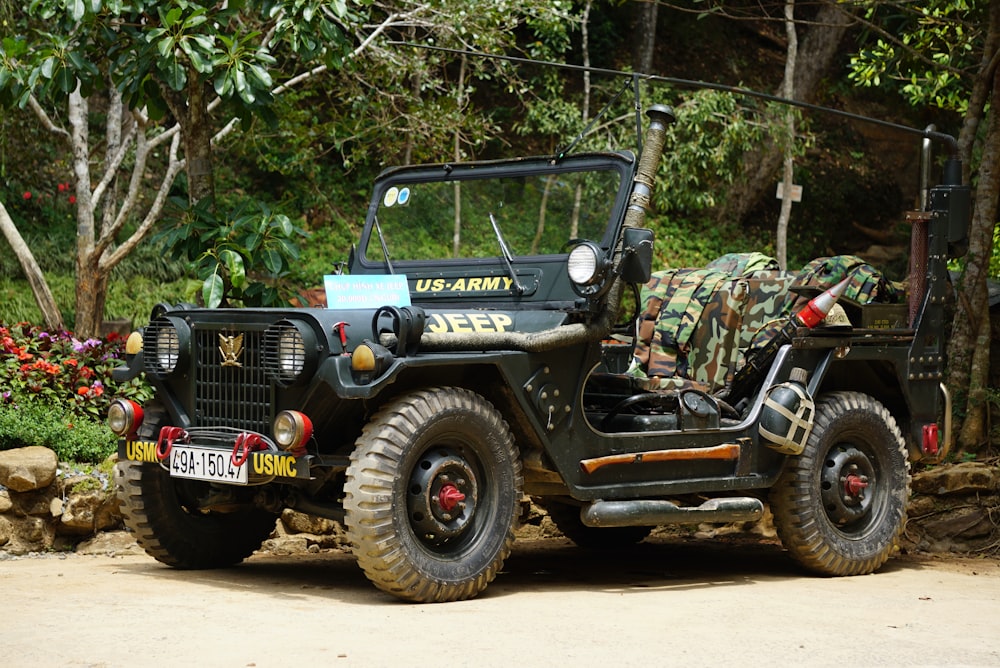 schwarzer Jeep Wrangler parkt tagsüber in der Nähe eines Baumes