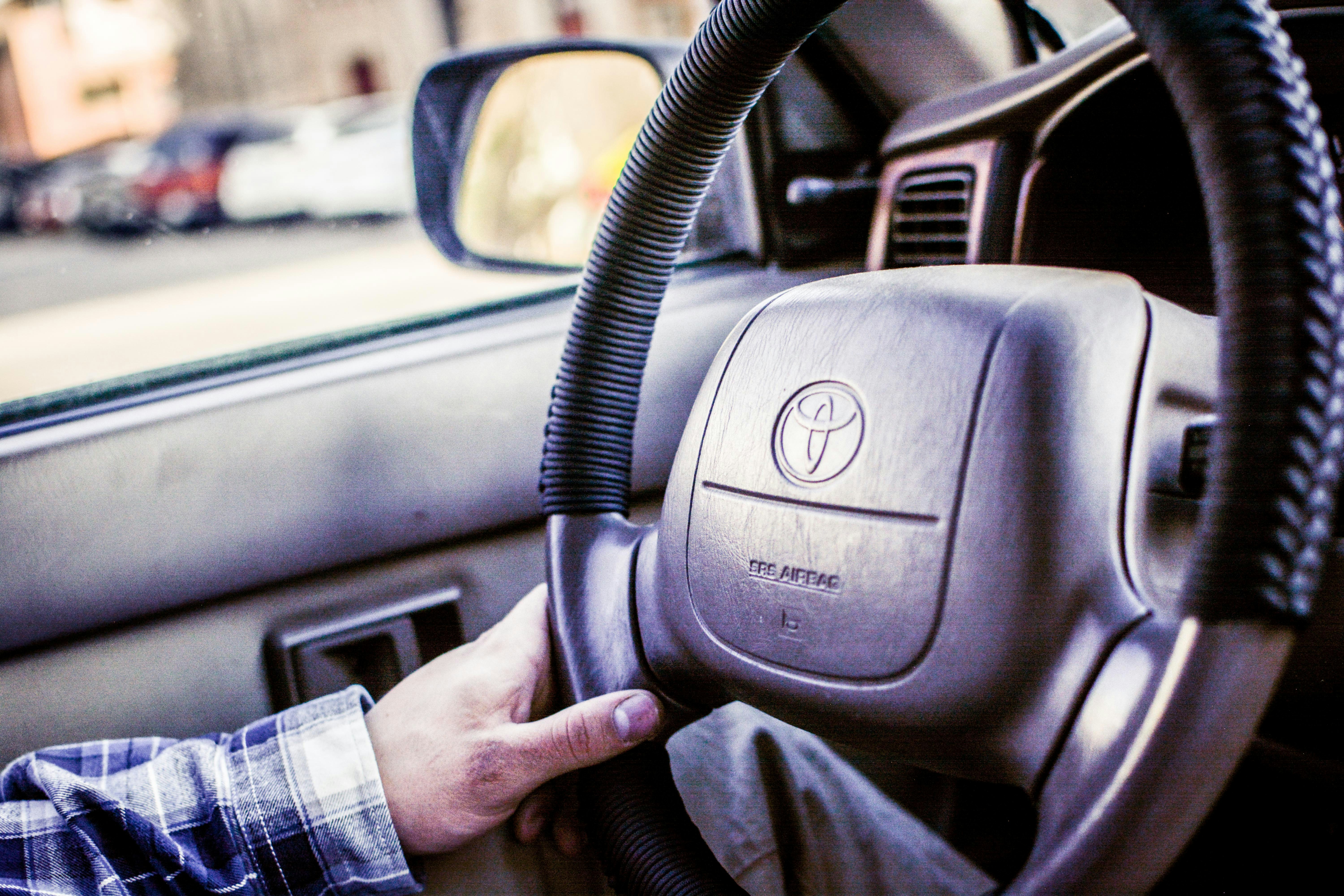 Exploring the 2025 Toyota RAV4: Insights from a Salesperson’s Interior Test and Global Reactions