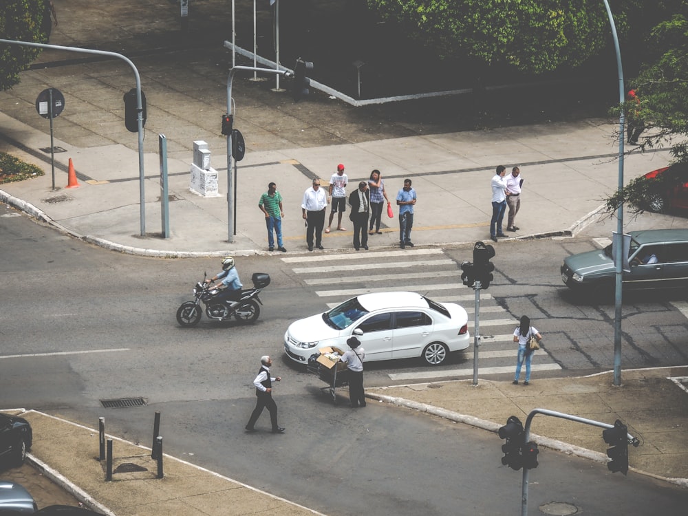 Coche blanco en ped xing