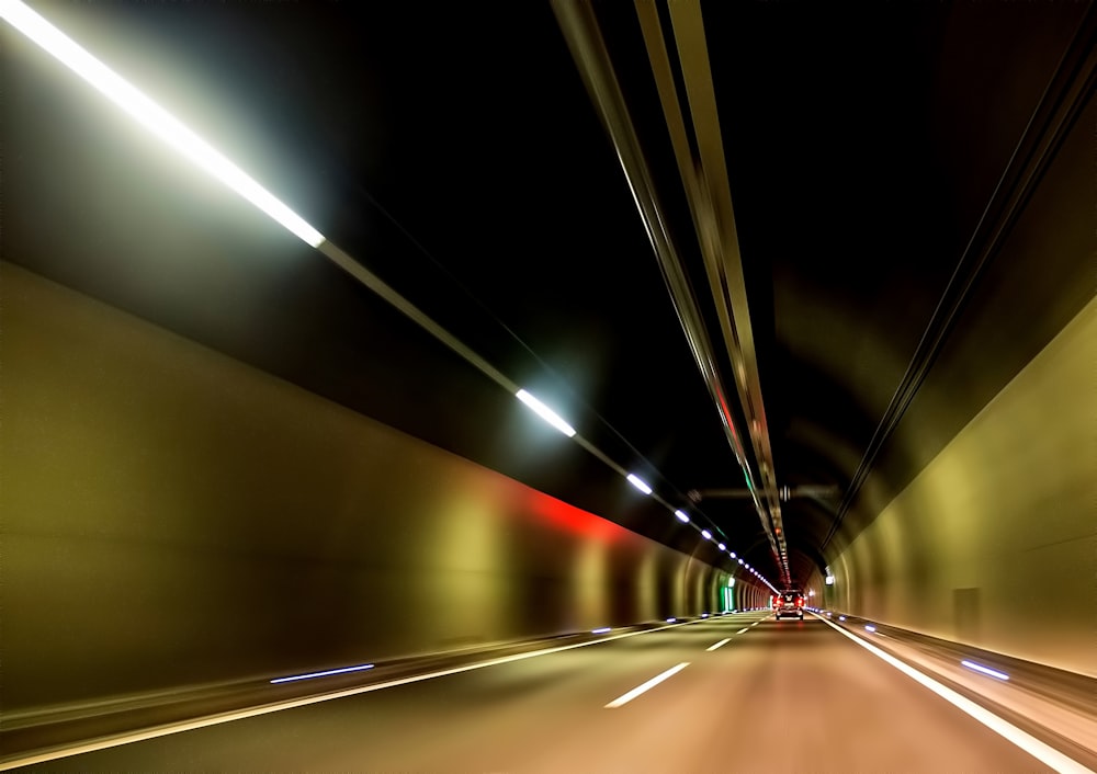 Foto der schwarz-braunen U-Bahn