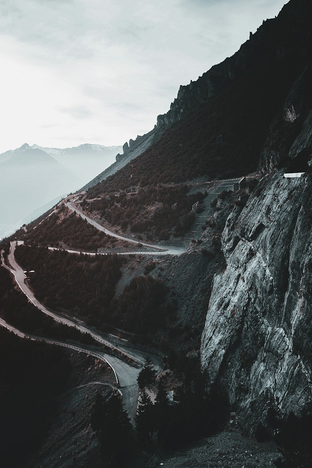 Fotografía de paisaje de la carretera en zigzag en la montaña