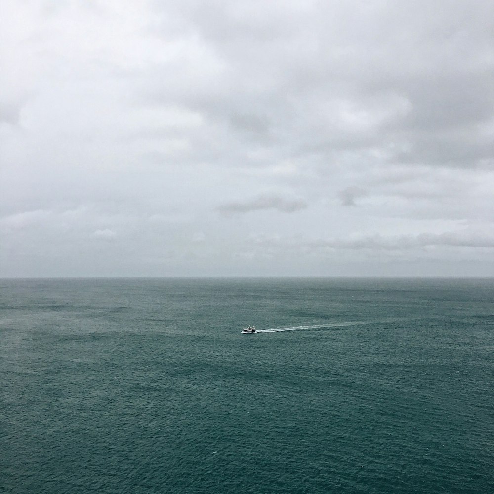 barca sullo specchio d'acqua