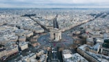 Vista aérea de Paris com o arco do Triunfo em destaque