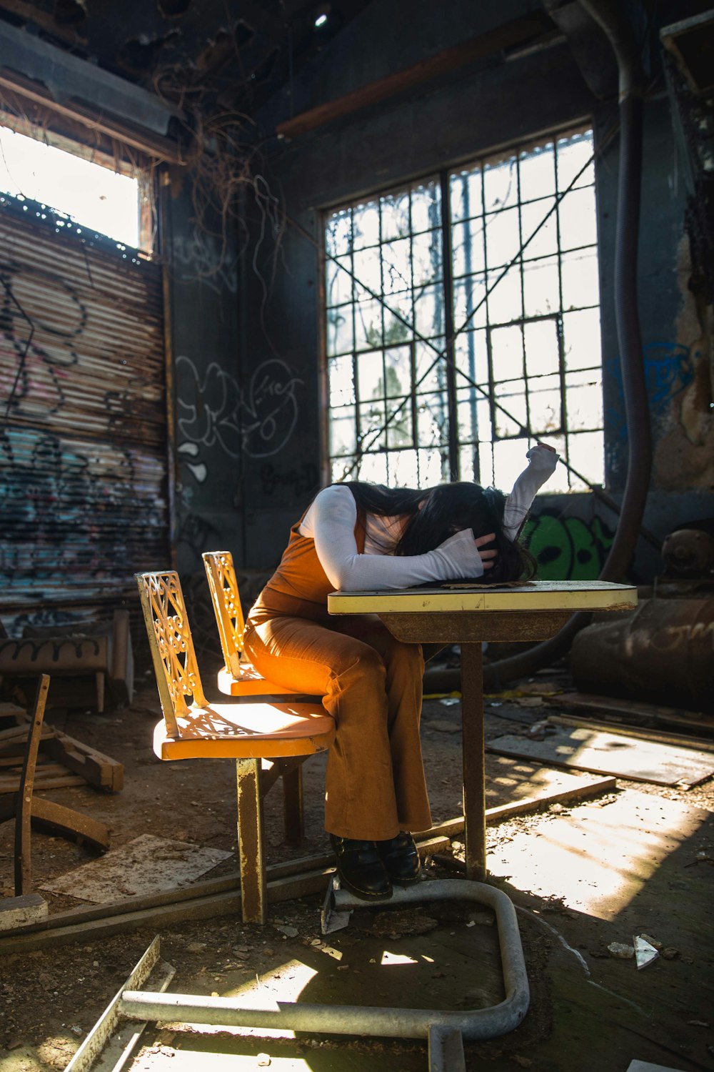 mulher que dorme na mesa dentro do quarto