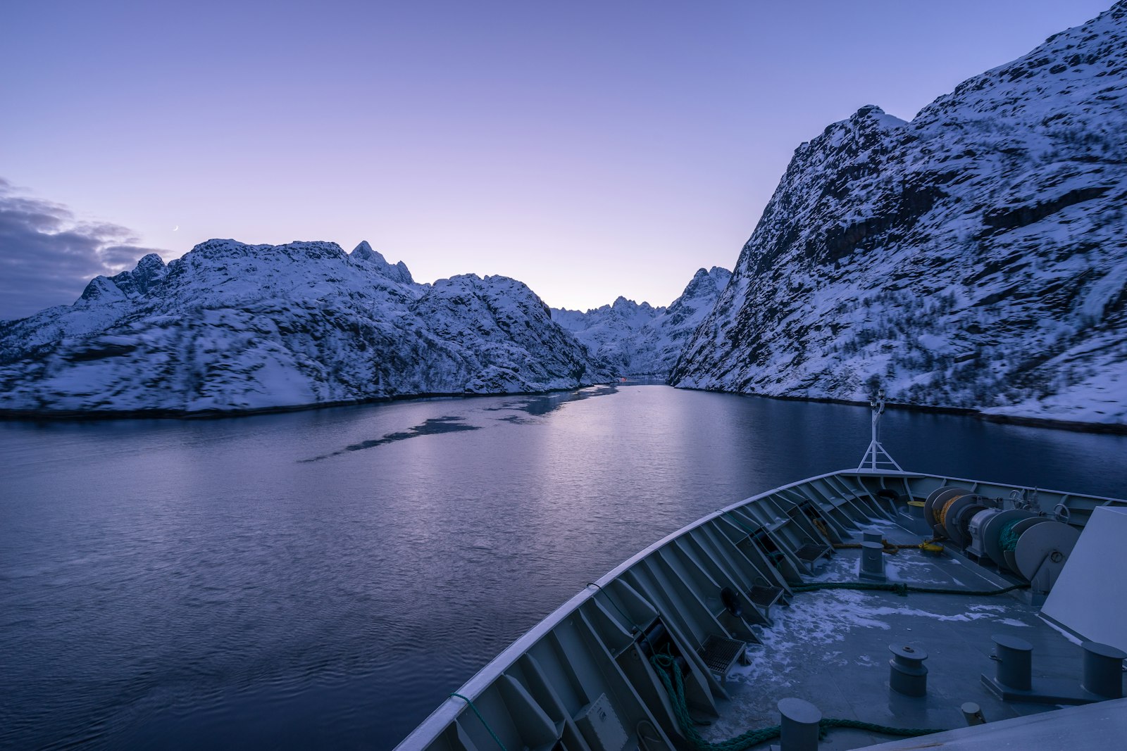 Sony a7 + Sony Vario-Tessar T* FE 16-35mm F4 ZA OSS sample photo. Low-light photo of boat photography