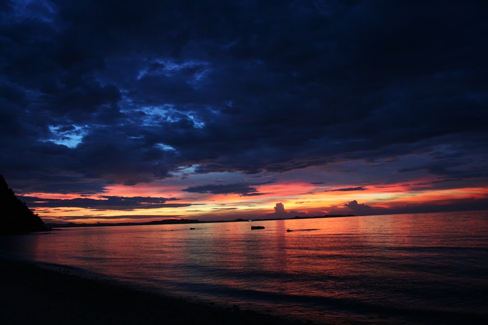 Foto de paisaje del océano durante la hora dorada
