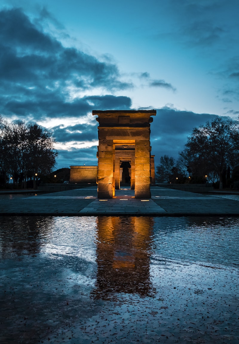 Templo de Debod con reflejo al anochecer