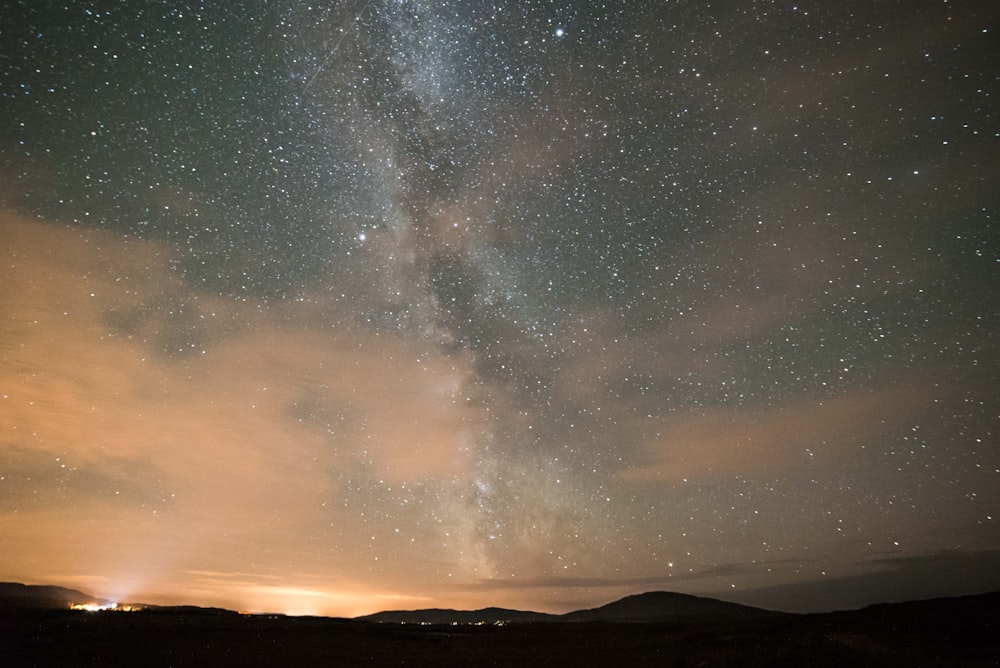 Galaxia de la Vía Láctea por la noche