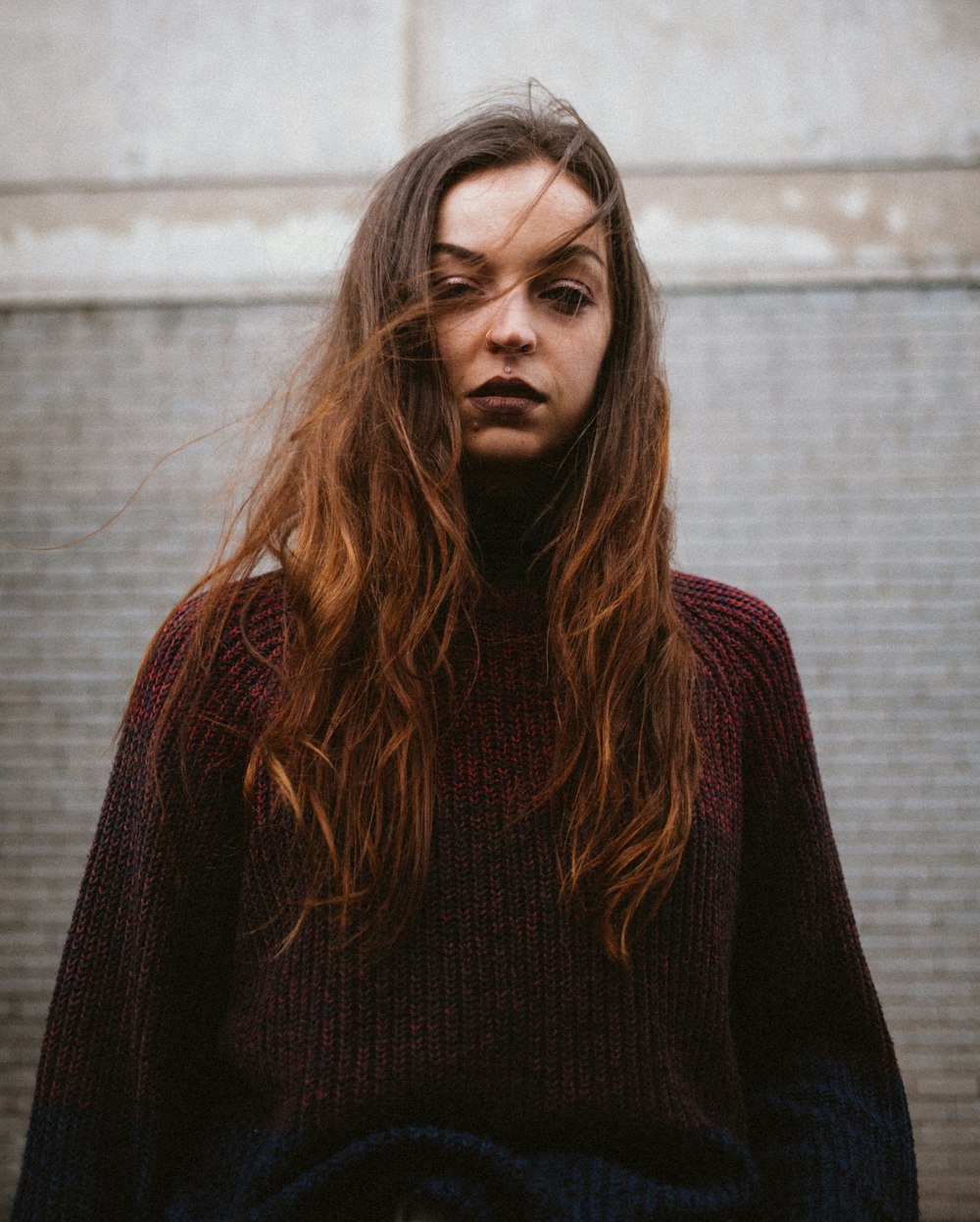 mulher no top vermelho corduroy de manga comprida