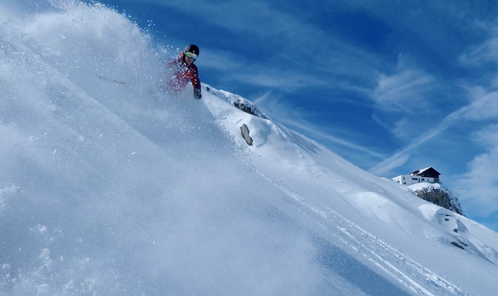 Persona esquiando en un campo cubierto de nieve