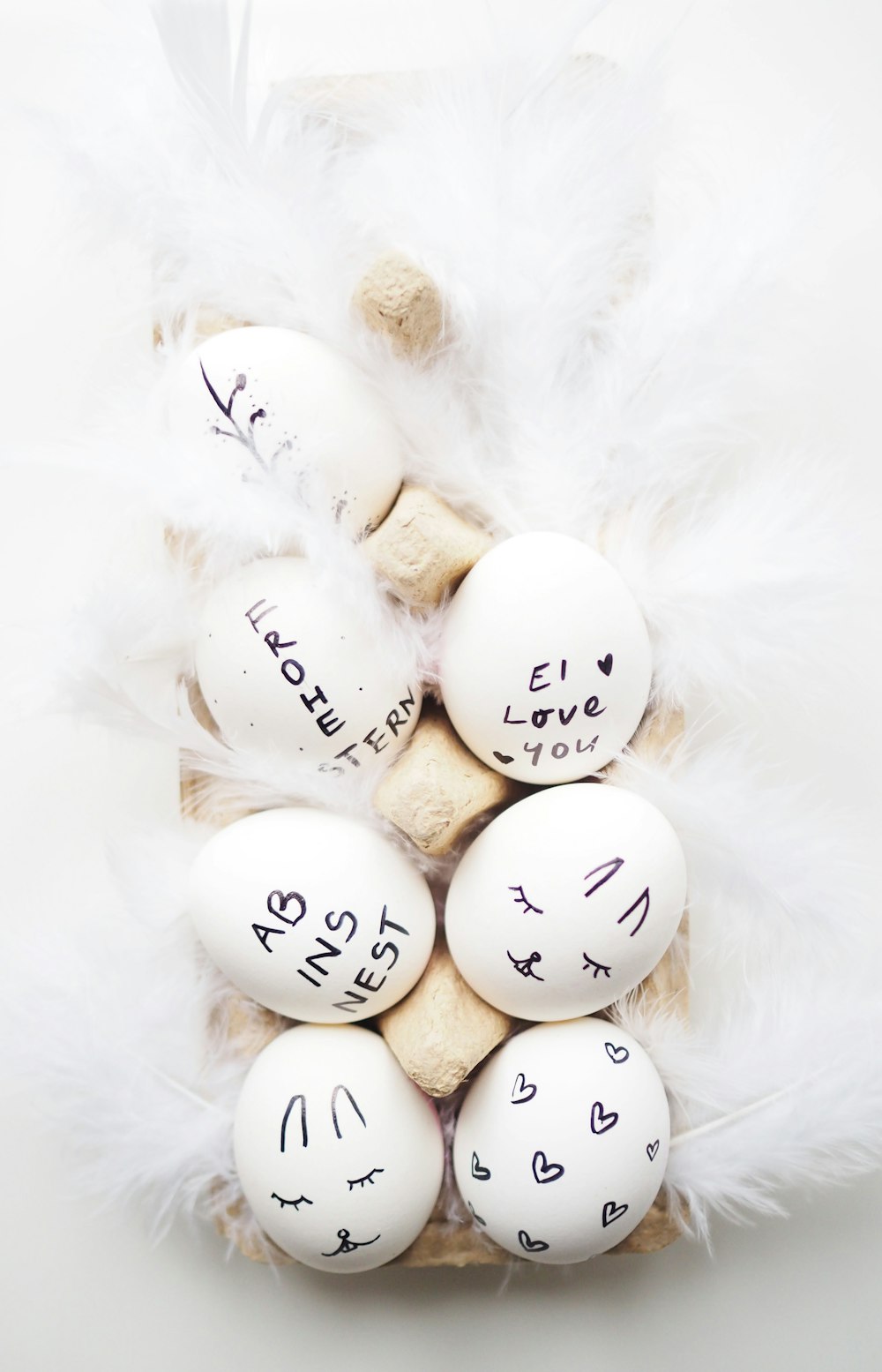 Sieben Bio-Eier mit verschiedenen Drucken