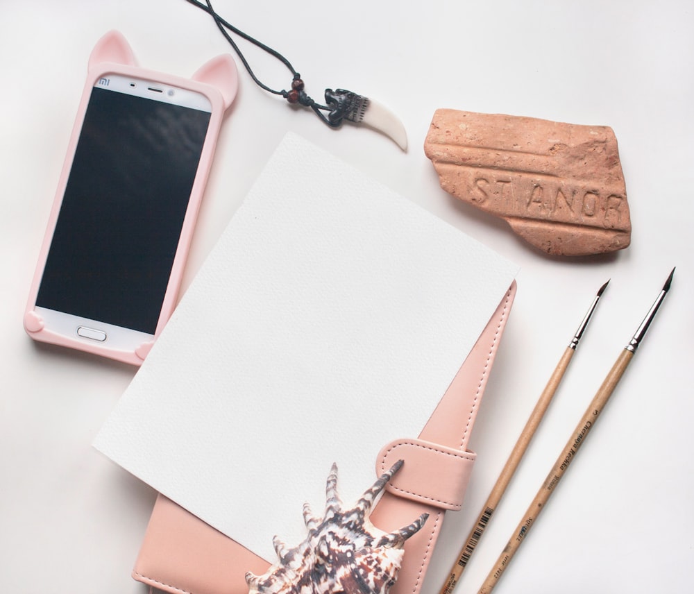 Portefeuille et smartphone sur planche en bois blanc