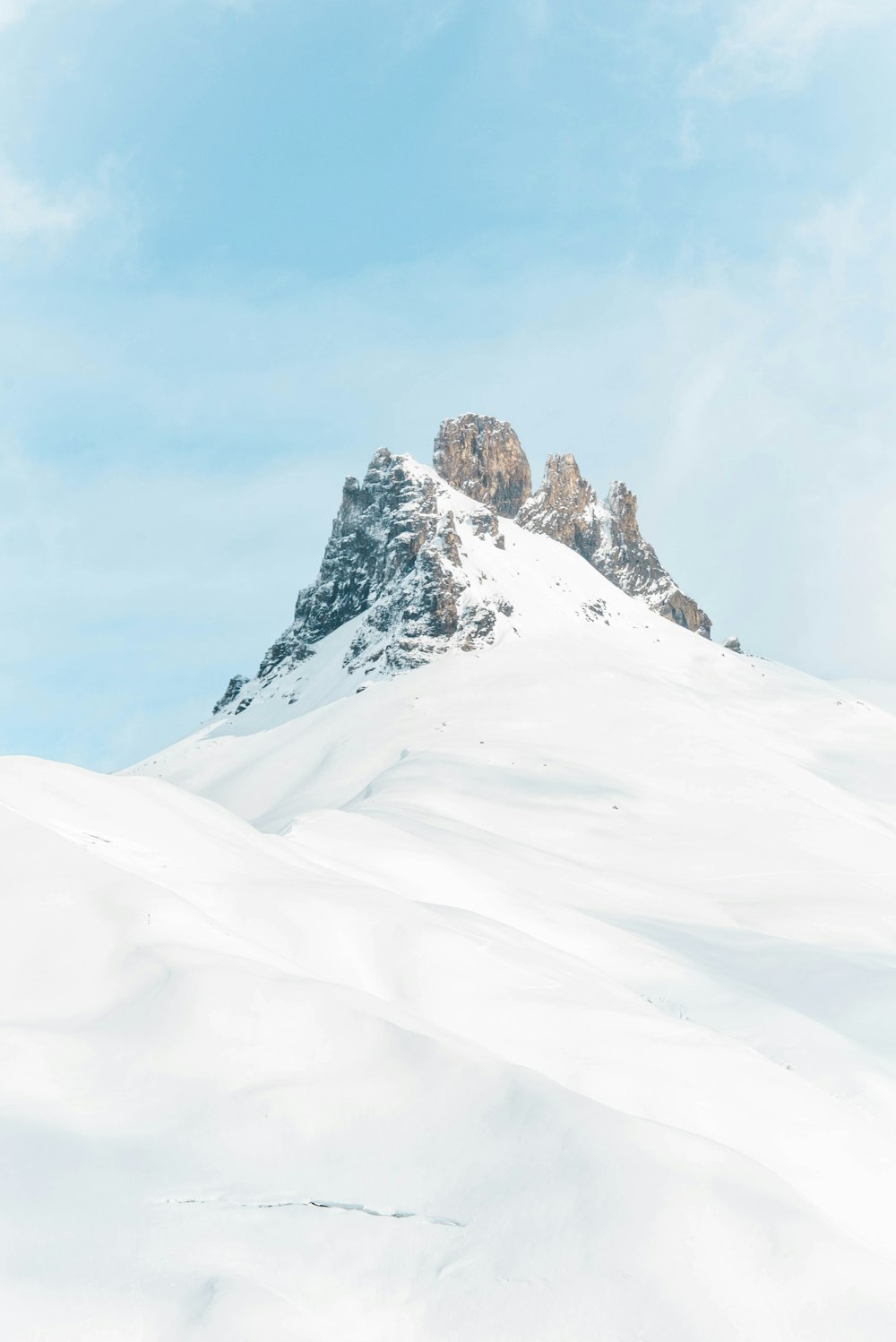 昼間は雪に覆われた茶色の岩層