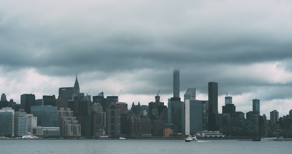 Fotografia da paisagem urbana sob nuvens Nimbus