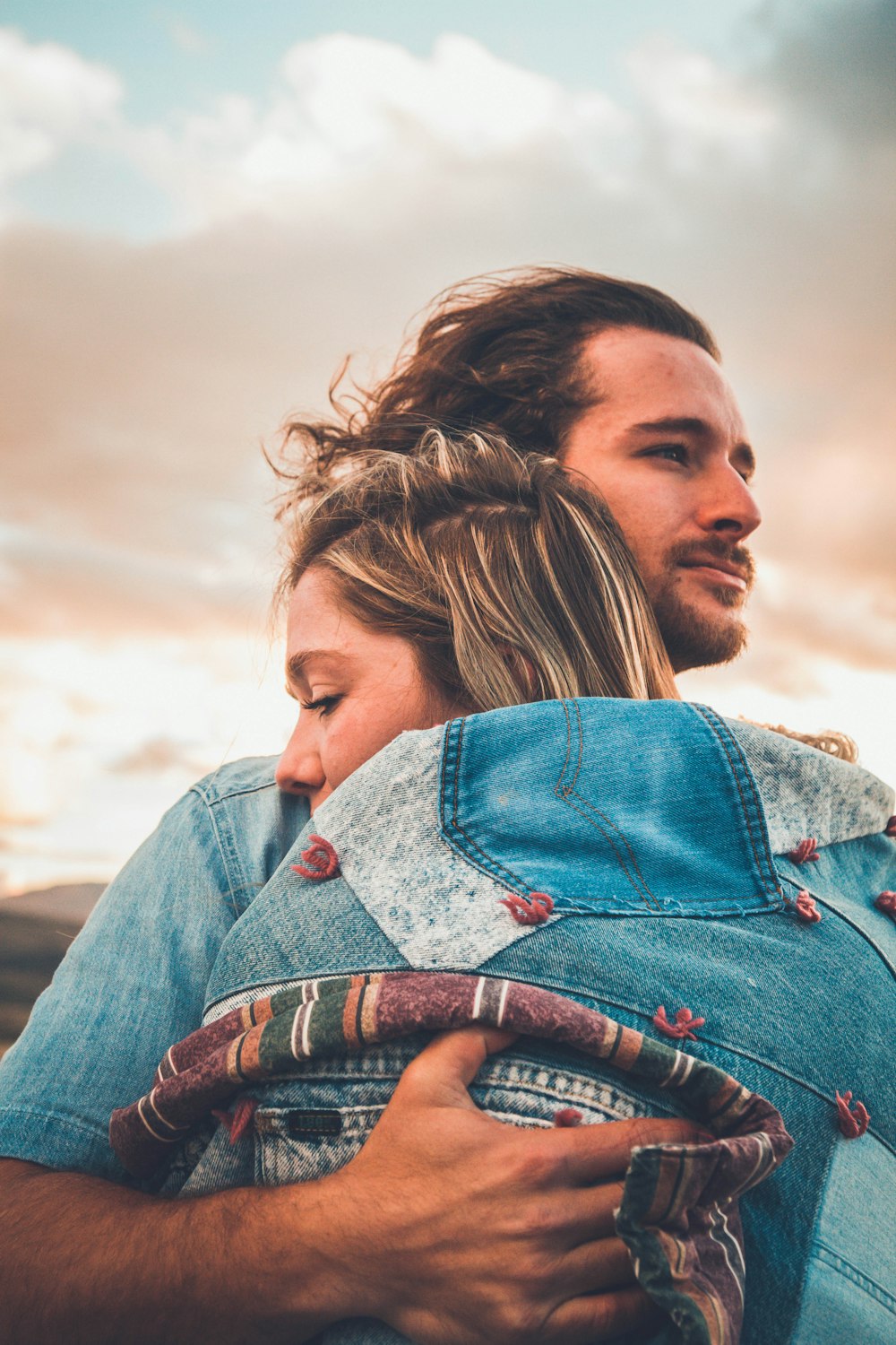 Fotografía de enfoque selectivo de pareja abrazándose