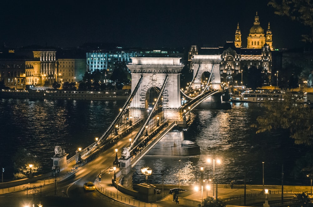 Fotografía aérea de un puente de hormigón iluminado