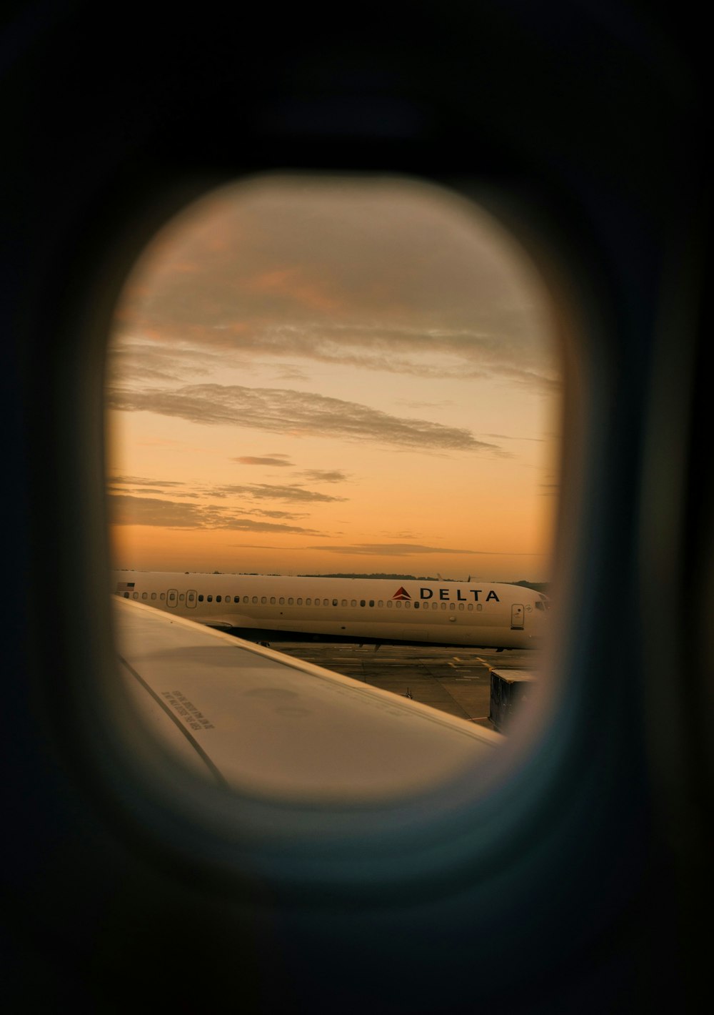 weißes Delta-Flugzeug auf dem Flughafen während eines bewölkten Tages