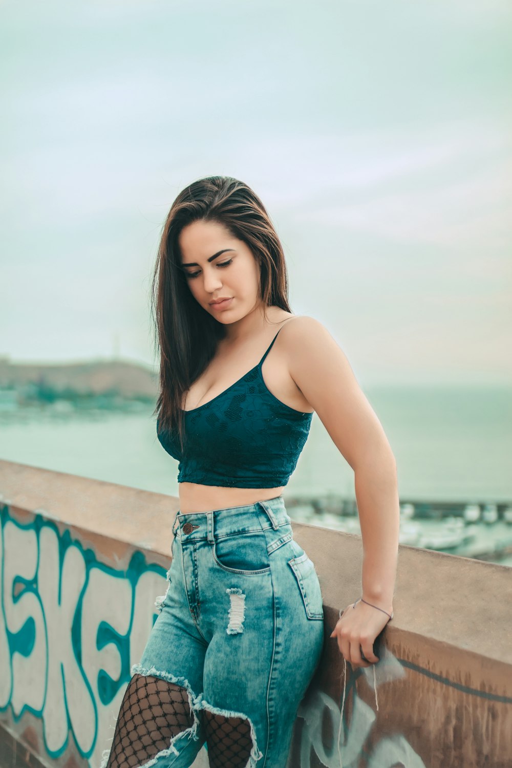 mulher na alça preta do espaguete crop-top em pé