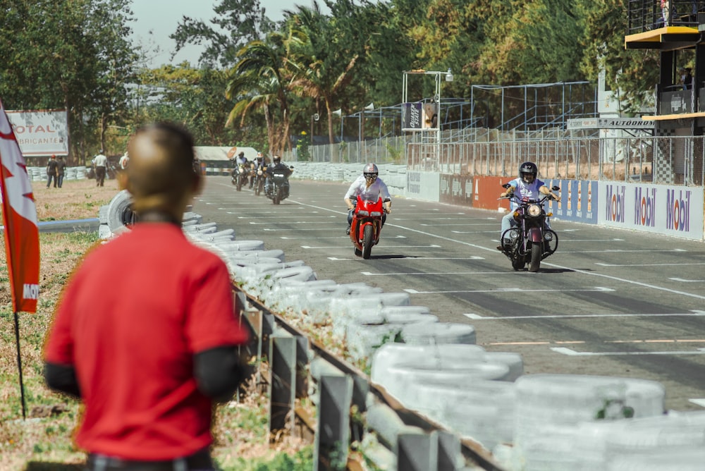 バイクに乗った2人の男