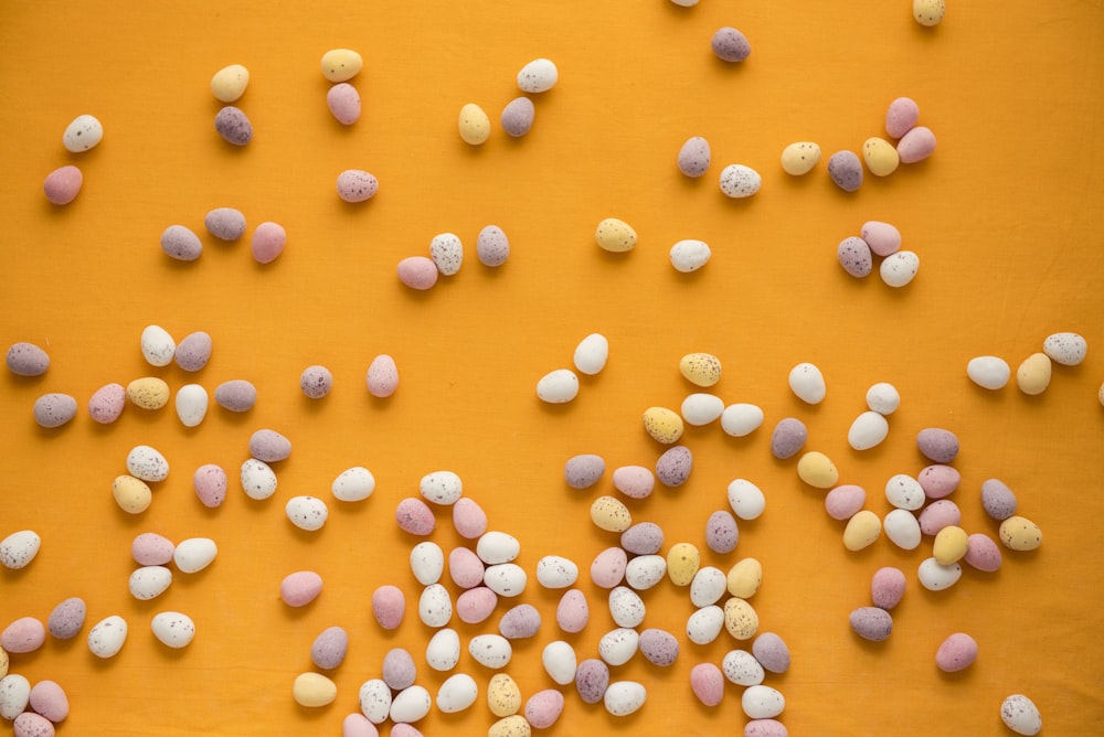 piedras de guijarros sobre superficie naranja