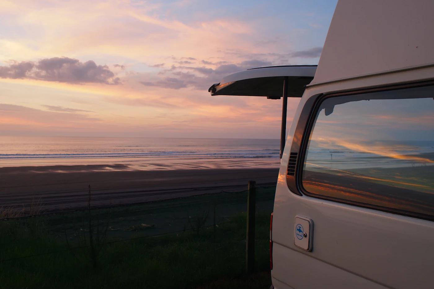 Furgoneta camper cerrada a la luz del atardecer