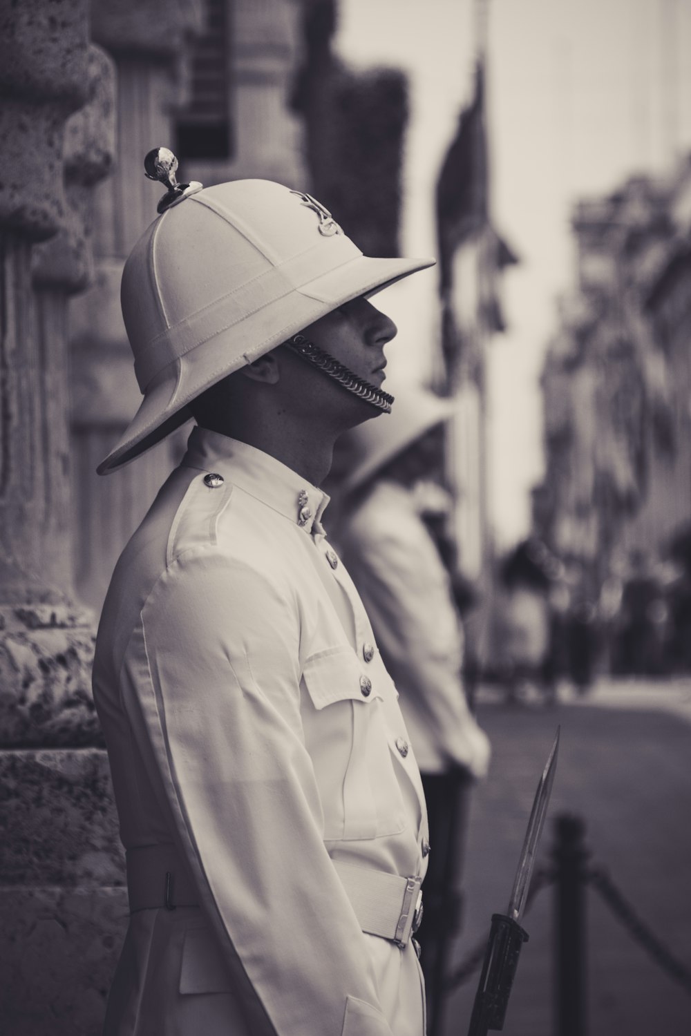 Soldat stehend mit Gewehr in der Hand