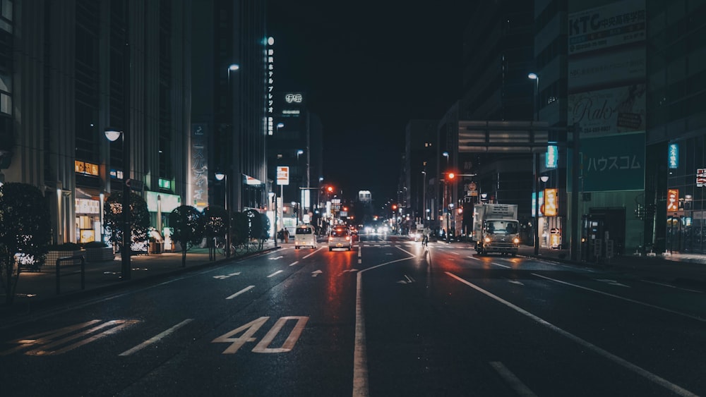 rodovia na cidade durante a noite