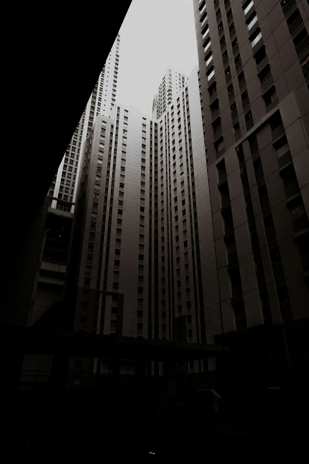 Fotografía de bajo ángulo de edificios