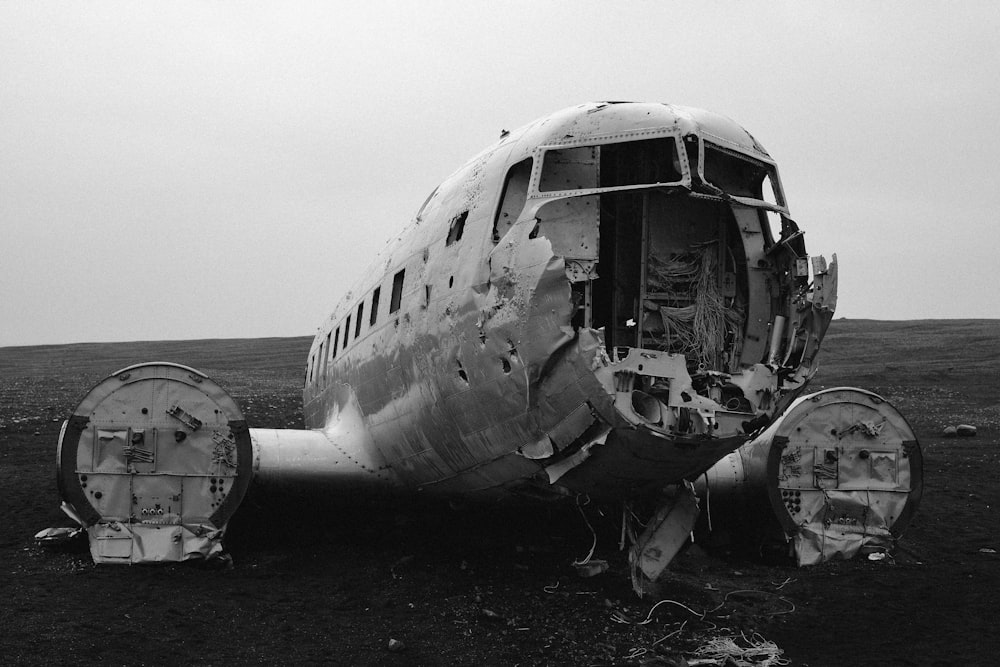 墜落した飛行機のグレースケール写真