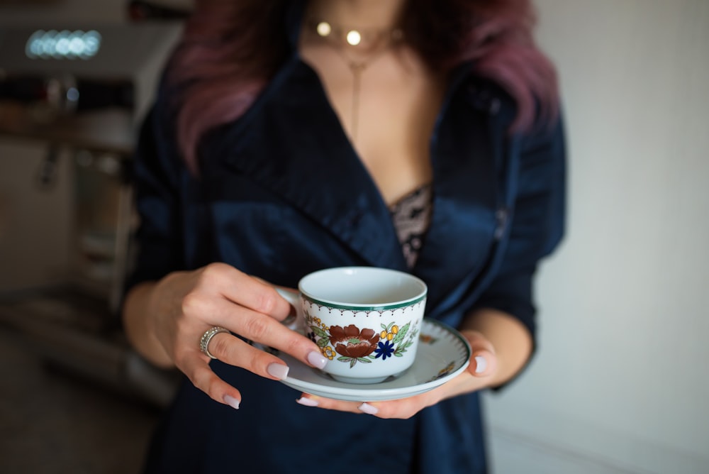 Mujer sosteniendo una taza de té