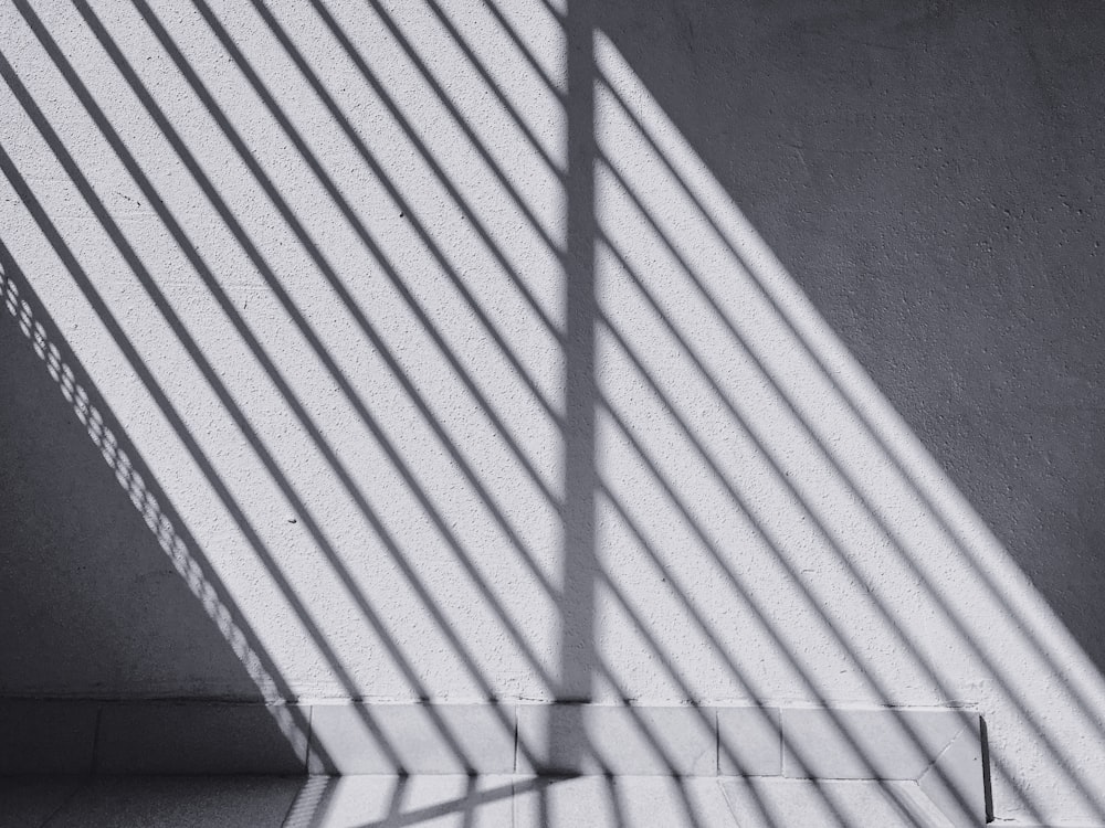 uma foto em preto e branco da sombra de uma parede