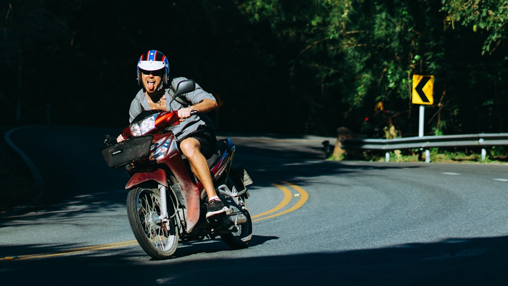 曲がりくねった道路でバイクに乗る男