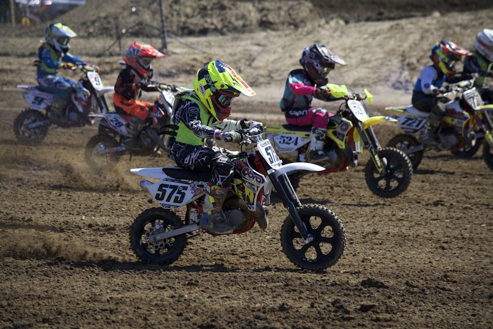 Motociclisti da cross per bambini in pista